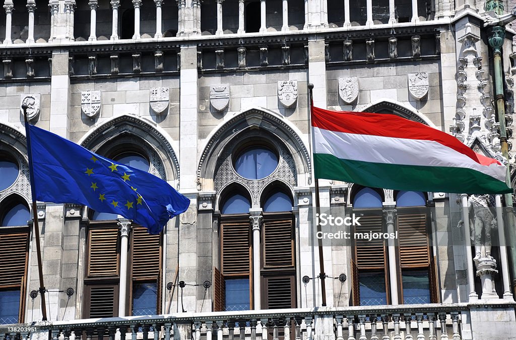 Europeias e húngaro flags no edifício do Parlamento - Foto de stock de Arquitetura royalty-free