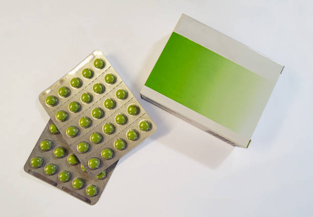 白い背景に錠剤とブリスターのパッケージ - perscription capsule frame pill ストックフォトと画像