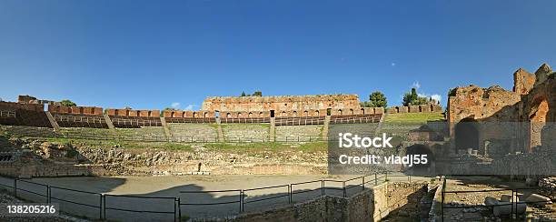 Foto de O Antigo Teatro De Taormina e mais fotos de stock de Acabado - Acabado, Anfiteatro, Arcaico