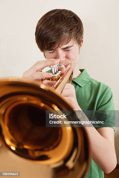 Teen Brincando Ouro Trompete - Fotografias de stock e mais imagens de Adolescente - Adolescente, Atuação, Barulho
