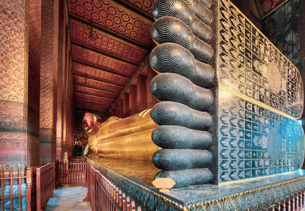 antigua estatua de buda en el templo wat thai o tailandés. adoración al dios buda gigante, hito del arte de la arquitectura asiática, famoso santuario para el turismo. historia templo espiritual de dios. atracción de viaje a tailandia. - reclining buddha fotografías e imágenes de stock