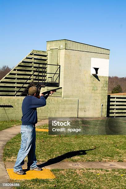 Глина Pigeon Shooter Iii — стоковые фотографии и другие картинки Skeet Shooting - Skeet Shooting, Брызги, Вертикальный