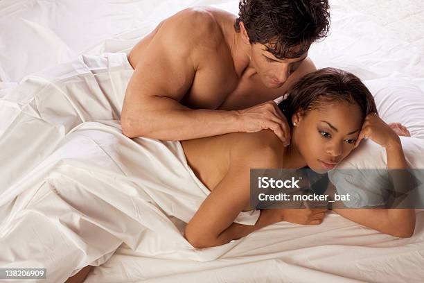 Relaciones Problemas De Pareja Joven En La Cama Foto de stock y más banco de imágenes de Cama - Cama, Sexo y reproducción, Parejas