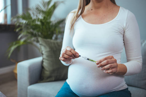 mujer embarazada irreconocible con jeringa en mano. - diabetes insulin human fertility injecting fotografías e imágenes de stock