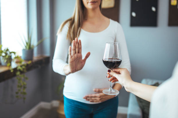 nessun concetto di alcol durante la gravidanza - abdomen addiction adult alcohol foto e immagini stock