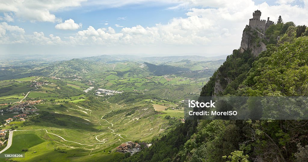San Marino cliff paysage et Mediaval vue sur le château - Photo de Antique libre de droits