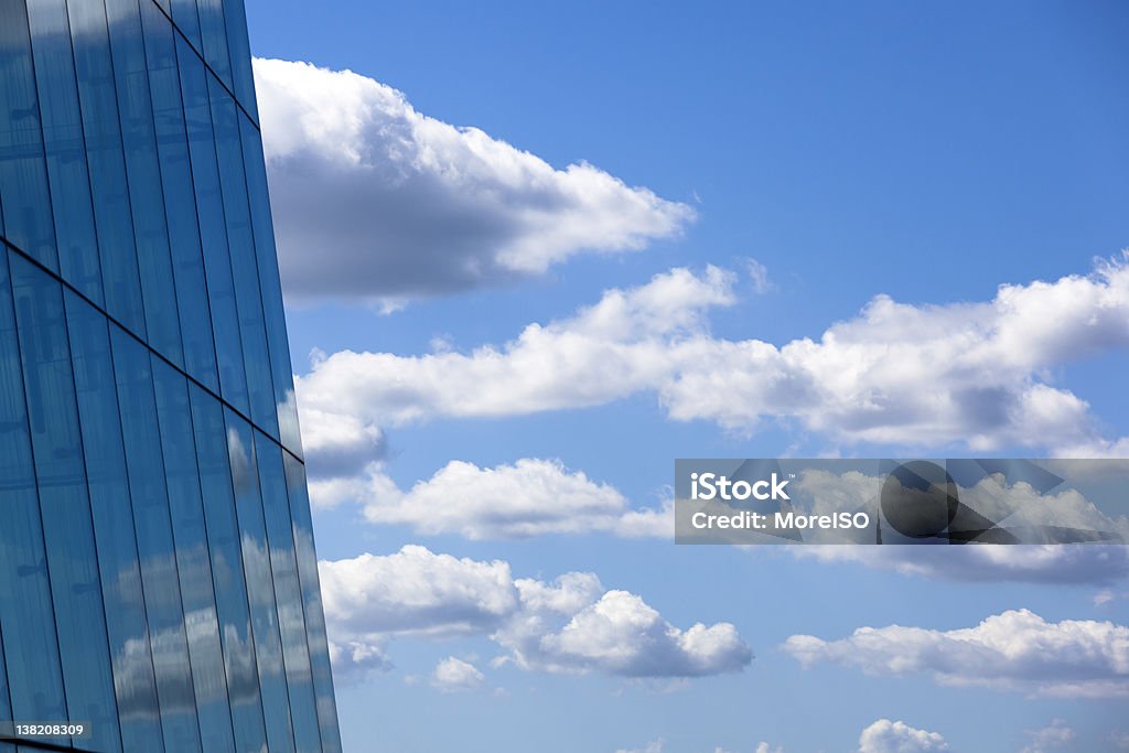 Brillante cielo azul y nubes reflejar en un espejo de edificios - Foto de stock de Arquitectura libre de derechos