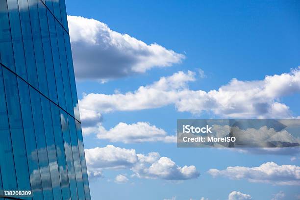 Brillante Cielo Azul Y Nubes Reflejar En Un Espejo De Edificios Foto de stock y más banco de imágenes de Arquitectura