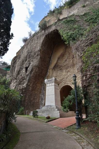 naples - tombe de leopardi depuis l’allée du parc vergiliano à piedigrotta - latin motto photos et images de collection