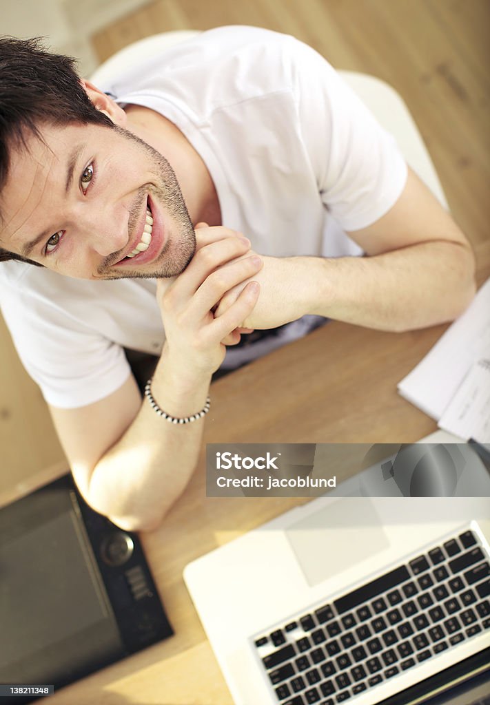 Ogólne wyświetl uśmiechającego się człowieka na laptopa - Zbiór zdjęć royalty-free (20-29 lat)