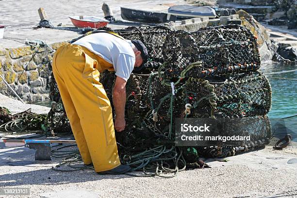 Foto de Fisherman Preparar Suas Redes e mais fotos de stock de chapéu de oleado - chapéu de oleado, Coverack, Cornualha - Inglaterra