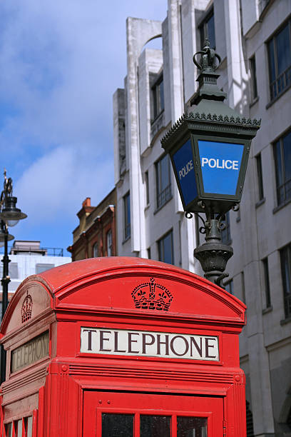 полицейский участок - london england england street light telephone стоковые фото и изображения