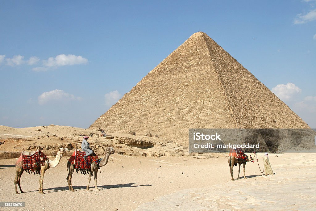 Trzy Wielbłądy, dwa Egyptians i piramidy - Zbiór zdjęć royalty-free (Antyki)
