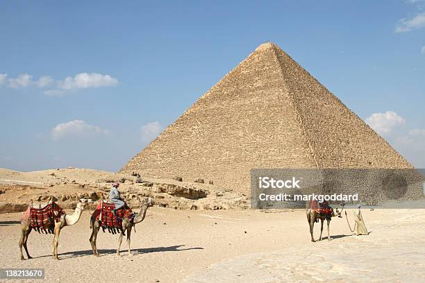 Trzy Wielbłądy Dwa Egyptians I Piramidy - zdjęcia stockowe i więcej obrazów Antyki - Antyki, Azja Zachodnia, Cmentarz