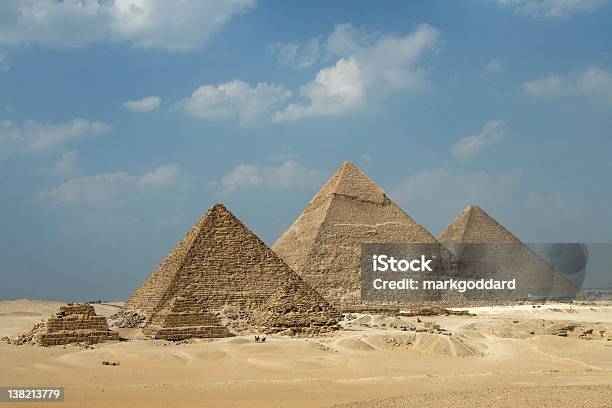 Photo libre de droit de Les Pyramides De Gizeh banque d'images et plus d'images libres de droit de Pyramides de Gizeh - Pyramides de Gizeh, Antique, Art antique