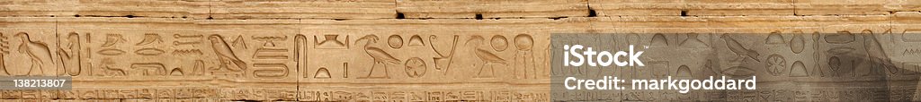 Hieroglyphs egiziano: Tempio di Horus, Edfu - Foto stock royalty-free di Cultura egiziana