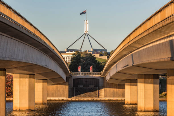 hermoso paisaje urbano desde el lago burley griffin al amanecer. - canberra australian culture government australia fotografías e imágenes de stock