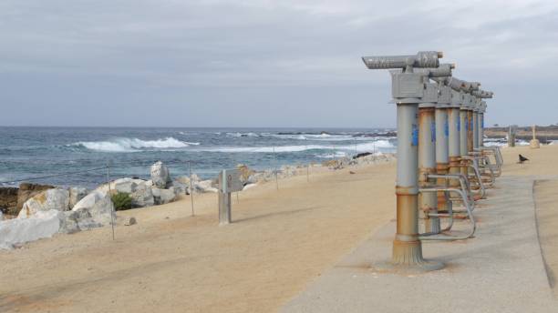 binoculares estacionarios, telescopio, visor de torre, cristal espía o visor, playa oceánica. - route 1 pacific ocean beach cliff fotografías e imágenes de stock