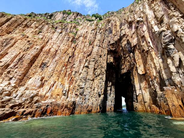 eine spektakuläre meereshöhle auf bluff island, sai kung in hongkong - clear sky outdoors canoeing china stock-fotos und bilder