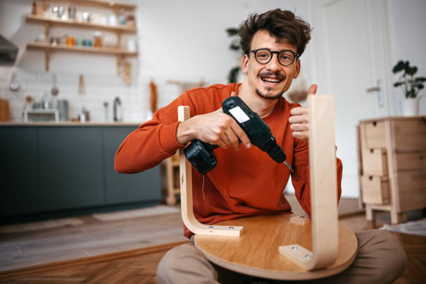 retrato de hombre feliz instalando mesa con taladro en casa - home improvement drill men house fotografías e imágenes de stock