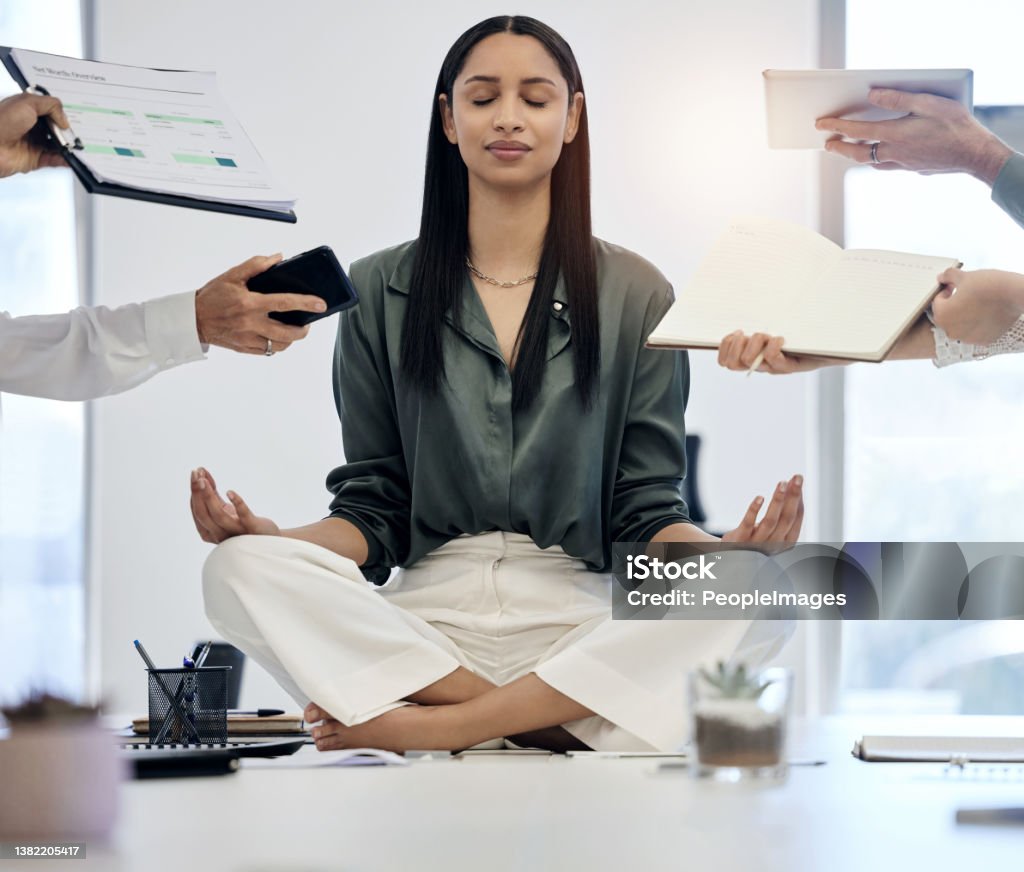 Hình Ảnh Một Nữ Doanh Nhân Trẻ Ngồi Thiền Trên Bàn Làm Việc Trong ...