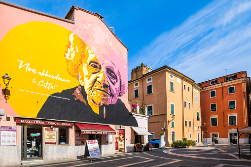 In the Piazzetta delle Erbe of Carrara stands out the mural titled 'Non abbandonare la città' (Do not abandon the city), a work of the artistic duo Orticanoodles dated 2013 and dedicated to Francesca Rolla, one of the heroines of the Second World War.