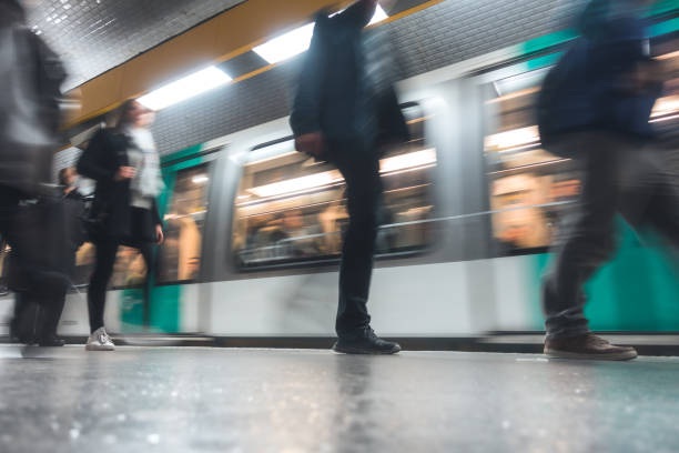 commuter - paris metro train photos et images de collection