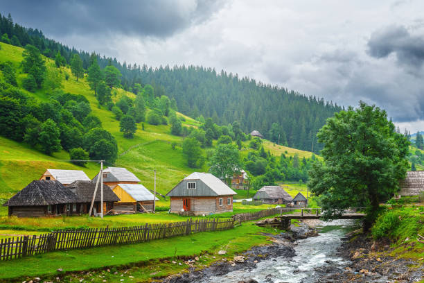 ukrainisches dorf in den karpaten - carpathian mountain range stock-fotos und bilder