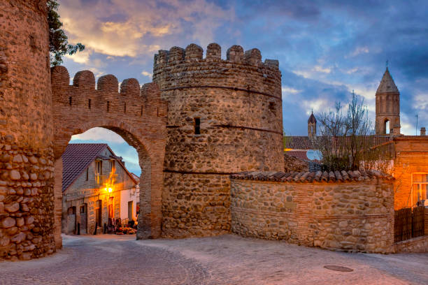 Signagi Fortified gate in Signagi at sunset, Georgia fortified wall stock pictures, royalty-free photos & images