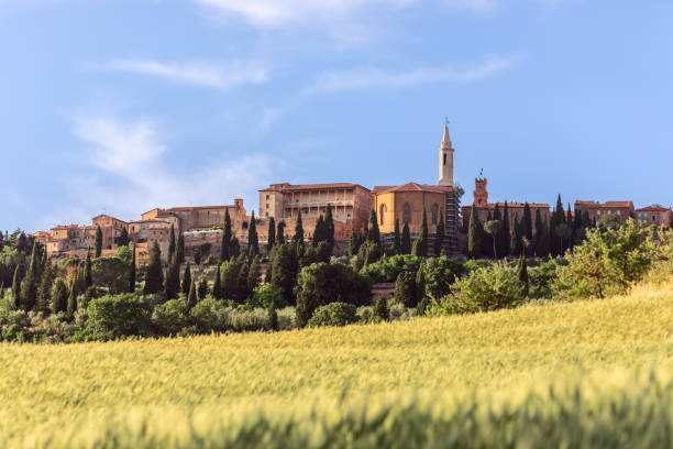 l’ancienne ville de pienza apparaît parmi la végétation luxuriante de la toscane - siena province photos et images de collection