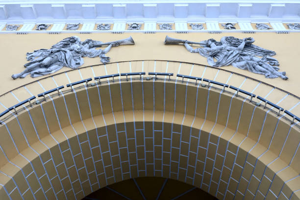 bas-relief sur l’arche « glories claironnant la victoire » à saint-pétersbourg - trumpeting photos et images de collection