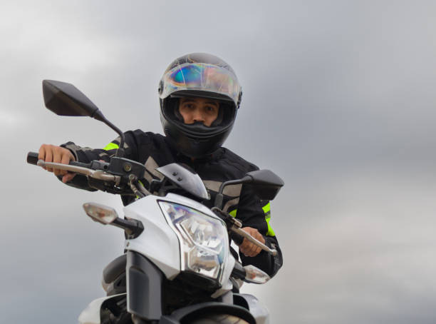 ragazzo latino in sella a una moto con le mani sul manico e i piedi sul pavimento - bikers point of view foto e immagini stock