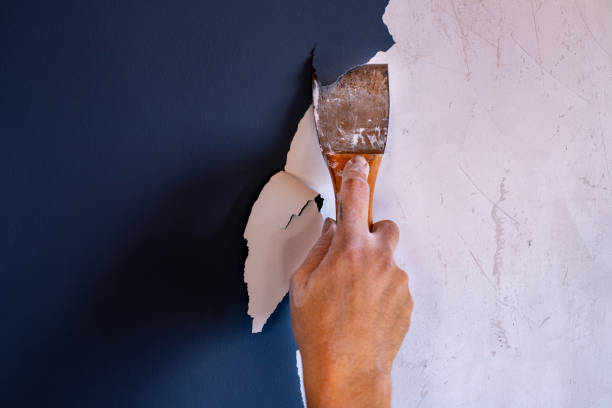 Hand with a spatula renovating the paint. Decoration concept with painting. scraping stock pictures, royalty-free photos & images