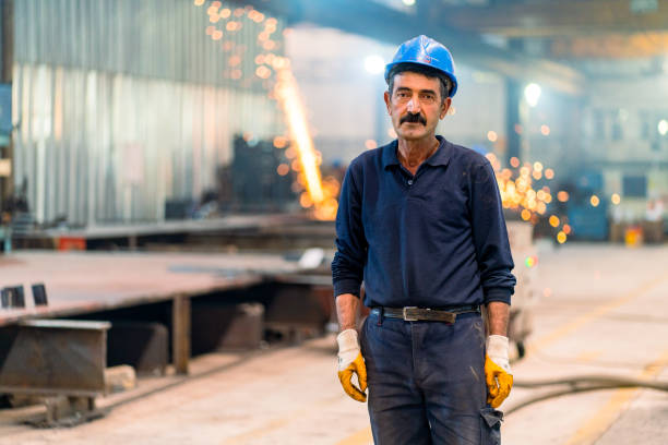 porträt eines metallarbeiters - arbeiter stock-fotos und bilder