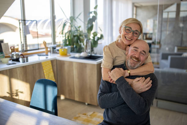 ritratto di bella coppia matura a casa - holding hands couple senior couple togetherness foto e immagini stock