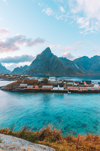 Isla noruega con cabañas de madera photo