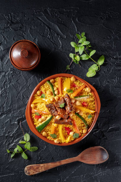 肉と野菜、伝統的なモロッコ料理のクスクス - legume wooden spoon food kitchen utensil ストックフォトと画像
