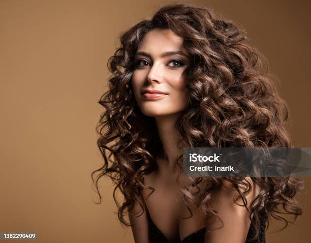 Tóc dài xoăn gợn sóng là kiểu tóc hoàn hảo dành cho những cô gái yêu thích phong cách thời trang và cá tính. Với những chất liệu tuyệt vời và cách tạo kiểu độc đáo, bạn sẽ trông quyến rũ và sang trọng hơn bao giờ hết. Hãy khám phá hình ảnh liên quan đến kiểu tóc này để cập nhật xu hướng mới nhất!