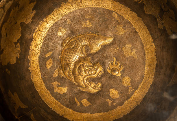 antigo capricorniano padrão de peixe ouro e prata ware - asia buddha buddhism carving - fotografias e filmes do acervo