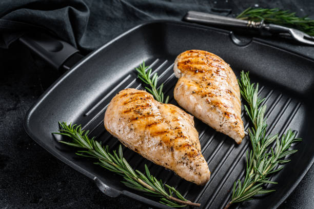 petti di pollo sani alla griglia cotti su una padella per grigliate. sfondo nero. vista dall'alto - bistecca di filetto foto e immagini stock
