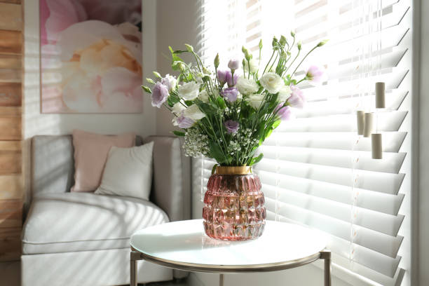 bouquet de belles fleurs d’eustoma sur la table dans la chambre. espace pour le texte - store flower bouquet florist photos et images de collection