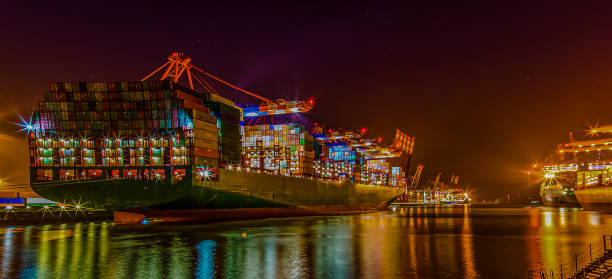 terminal de contenedores de hamburgo - hamburg germany elbe river illuminated freight transportation fotografías e imágenes de stock