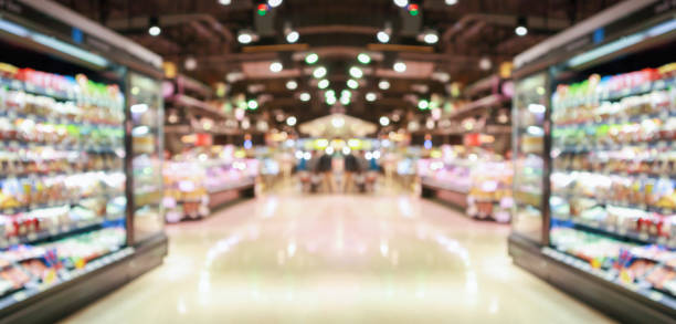 pasillo de la tienda de comestibles del supermercado y estantes fondo borroso - supermercado interior fotografías e imágenes de stock