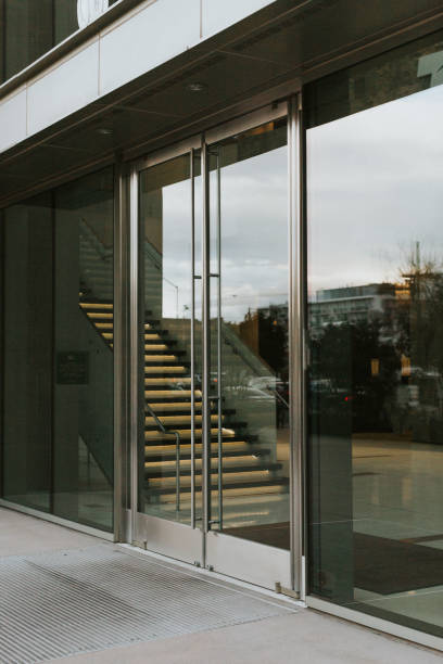 elegantes puertas de vidrio a rascacielos - store facade window display office building fotografías e imágenes de stock