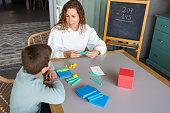 mutter-bringt-ihrem-sohn-zu-hause-mathe-mit-der-base-10-methode-bei.jpg?b=1&s=170x170&k=20&c=82HIEwjZ4EqbuoHp-PNzGRSwOvv8wYKIWzvP5rjL6fY=