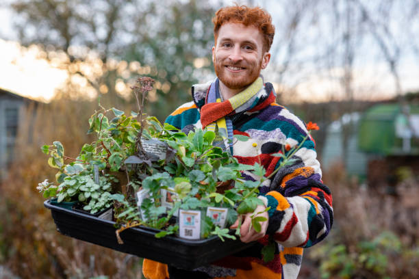 dueño de negocio pequeño feliz - green thumb refrán en inglés fotografías e imágenes de stock