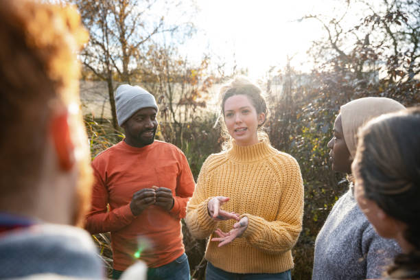 volunteering for the community - gemeenschap stockfoto's en -beelden