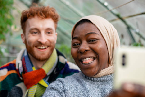 hazte un selfie conmigo - green thumb refrán en inglés fotografías e imágenes de stock