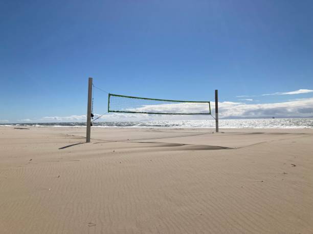 boisko do siatkówki plażowej w słoneczny dzień - beach volleyball zdjęcia i obrazy z banku zdjęć