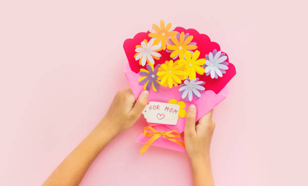 バレンタインデー、母の日、3月8日。休日のはがきを作るためのステップバイステップの手順。 - love flower single flower letter ストックフォトと画像